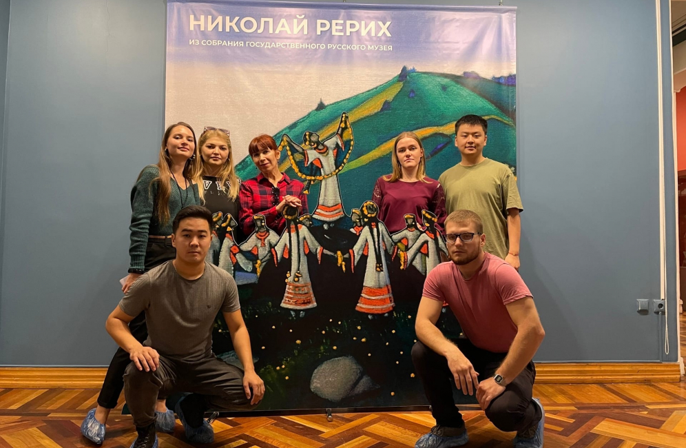 На выставке Н. Рериха со студентами Астраханской консерватории