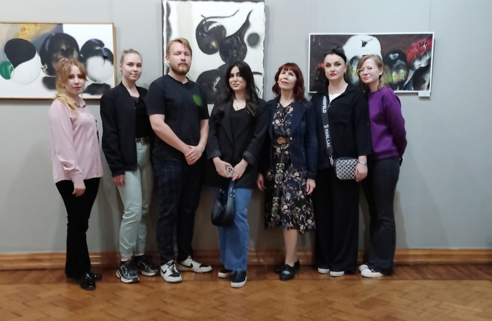 Студенты Астраханской консерватории на выставке Шамиля Такташева в Астраханской картинной галерее им. П. М. Догадина